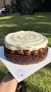 Torta Brownie con dulce de leche y crema