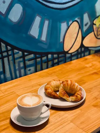 Medialunas + Café